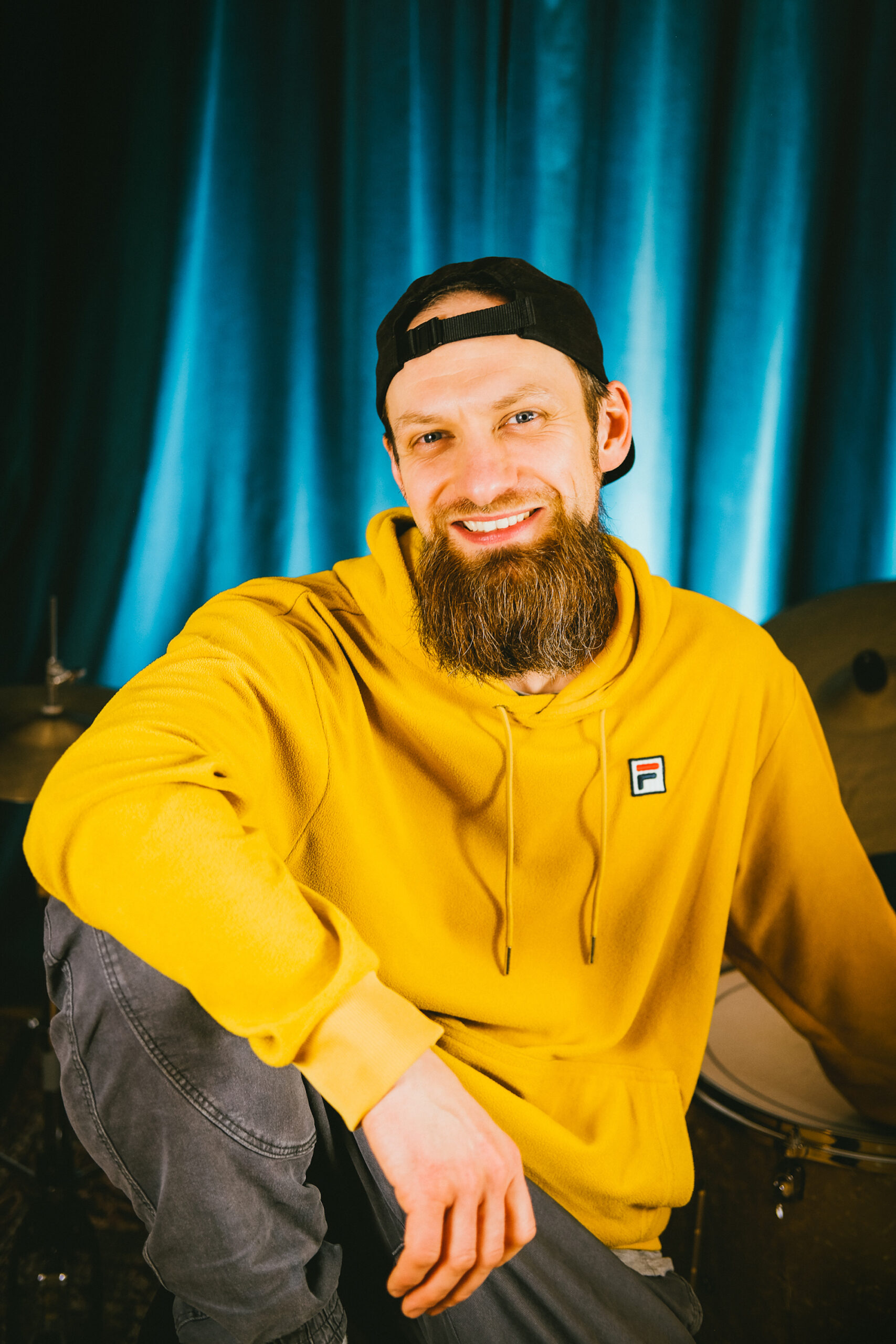 Portrait Will Belgart in einerm gelben Hoodie